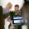 Cómo grabar video profesional con poco presupuesto en 2025: iluminación, audio y edición con IA