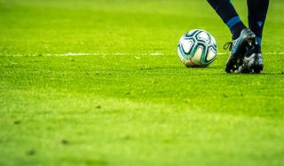 Fútbol pelota cancha verde césped deporte